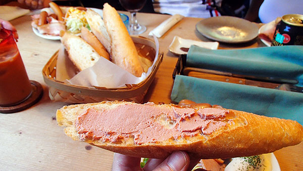 コンビーフを塗ったパン